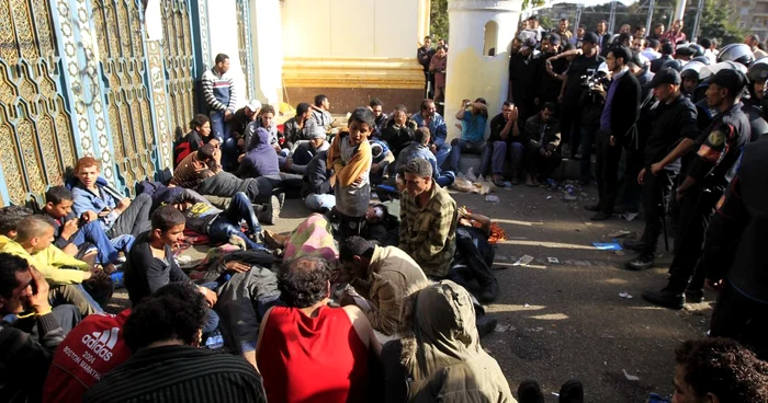 Protestatarii violenti au fost reţinuţi de forţele de ordine în faţa Palatului Prezidenţial din Cairo FOTO Reuters