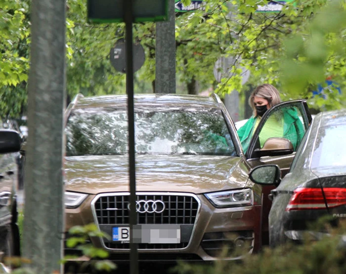 Și-a parcat mașina puțin mai departe de salon