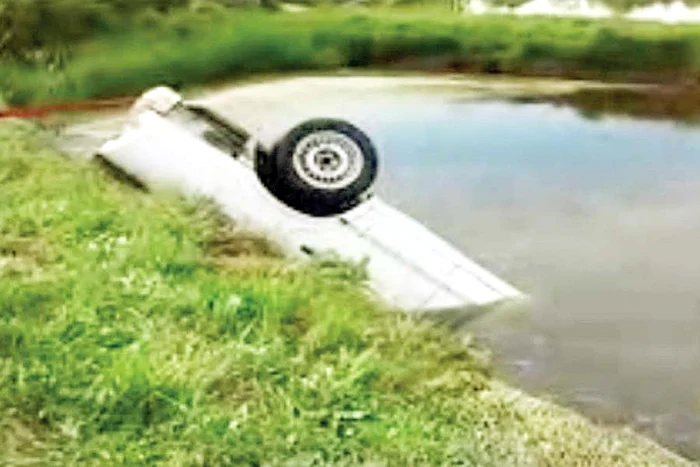 Mândri de isprava lor, tinerii s-au fotografiat şi au pus pozele pe Internet (FOTOGRAFII: Monitorul de Botoşani)