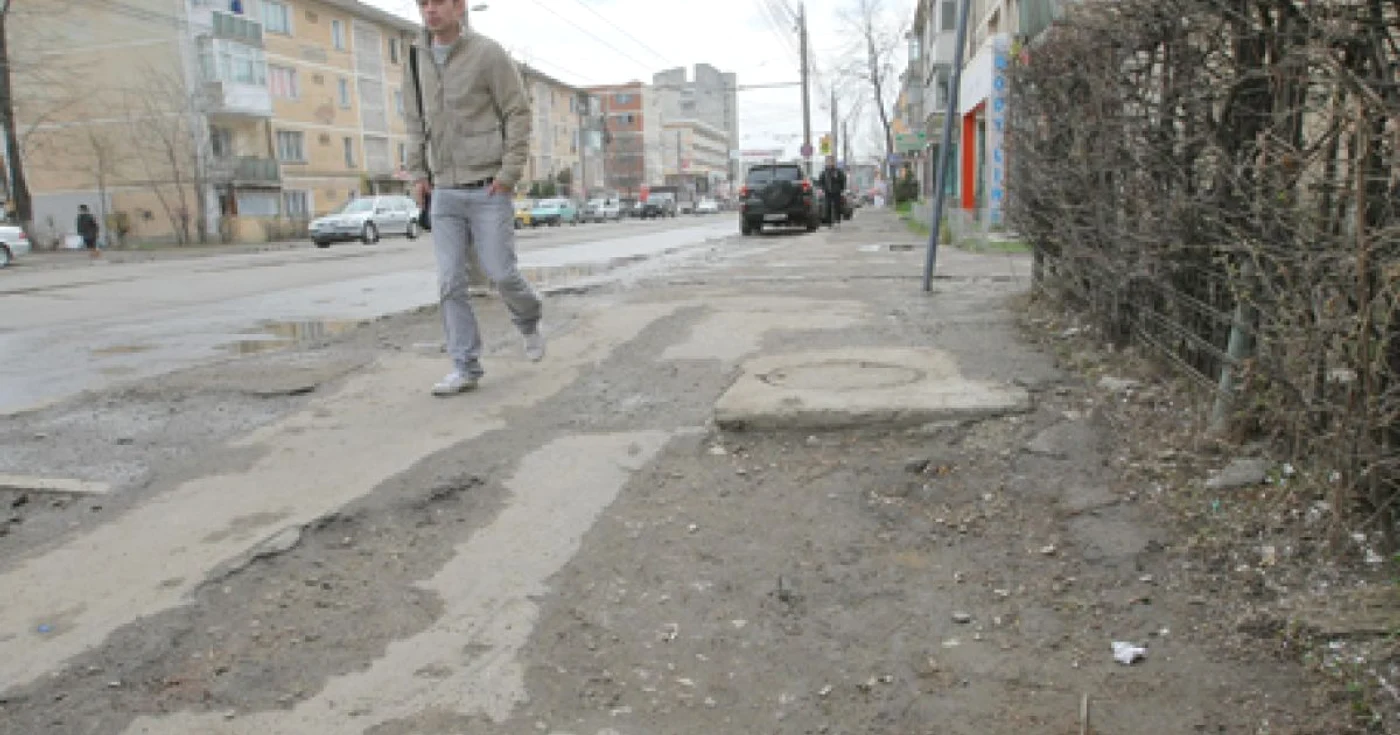 Pietonii abia au pe unde să evite gropile de pe trotuarele din Tudor Vladimirescu