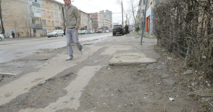Pietonii abia au pe unde să evite gropile de pe trotuarele din Tudor Vladimirescu