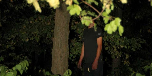 Bărbatul s-a spânzurat de creanga unui copac din parcul Romanescu / Foto: Victor Cătălin Boldîr