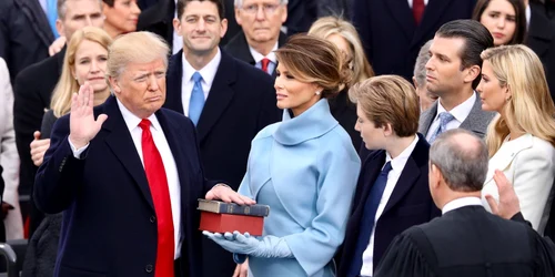Președintele Donald Trump, la depunerea jurământului în primul mandat, la 20 ianuarie 2017 (© Facebook / The Trump White House Archived)