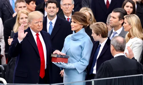 Președintele Donald Trump, la depunerea jurământului în primul mandat, la 20 ianuarie 2017 (© Facebook / The Trump White House Archived)