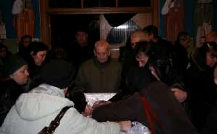 Familia îndurerată a stat la căpătâiul Andreei Avramescu  Foto Ştefan Borcea