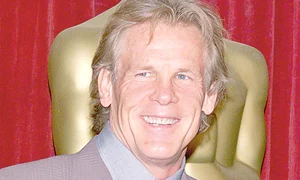 Martie 2013 Actorul purta  un halat  mizerabil şi o genunchieră  ciudată (FOTO: GULIVER) jpeg