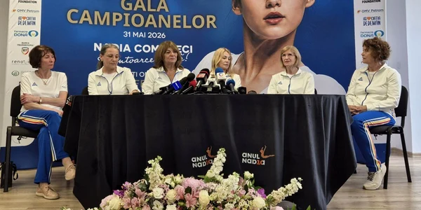 Nadia Comaneci si colegele ei la Onesti jpg