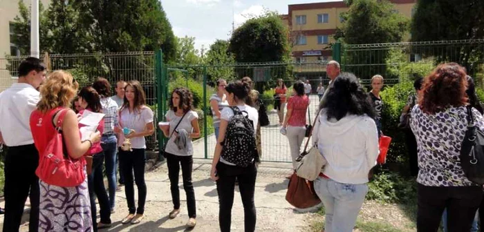 Aproape 4.000 de elevi din judeţul Olt sunt aşteptaţi la examen  (FOTO: Mugurel Manea)