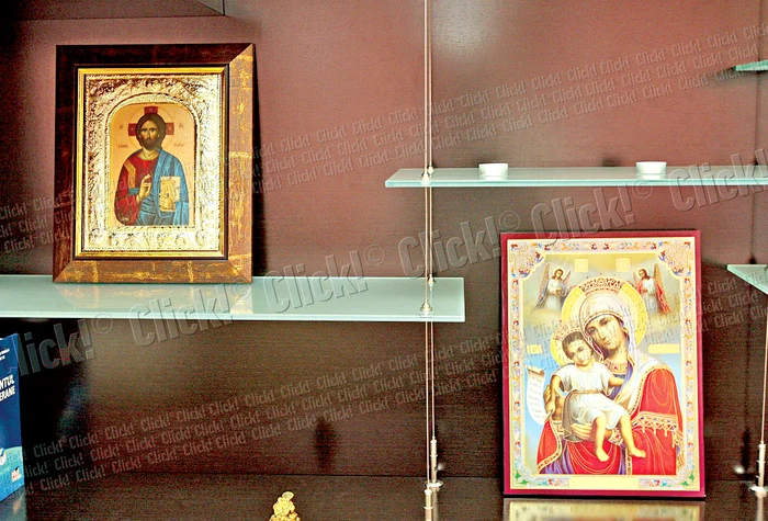 Primarul şi-a decorat  zilele acestea biroul.  De pe rafturile bibliotecii  nu lipsesc icoanele