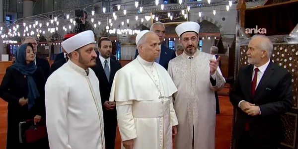 Papa Leon al XIV lea a vizitat Moscheea Albastră, din Istanbul fără să se roage FOTO  iscihaber png