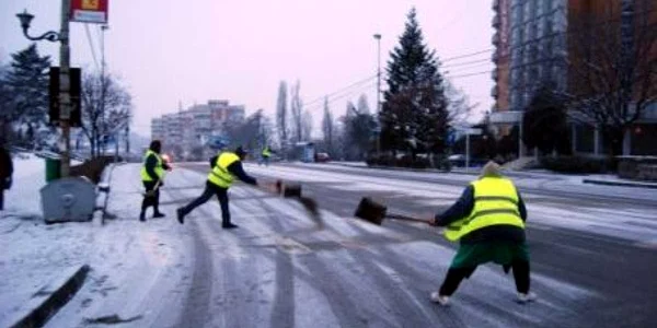 Pe A 3, între Gilău şi Turda, s-au împrăştiat 5 tone de material antiderapant.