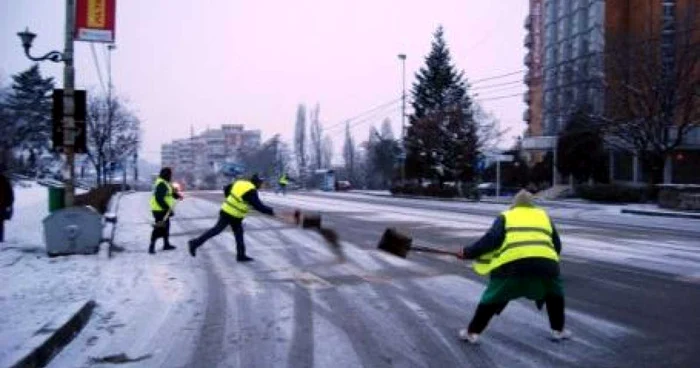 Pe A 3, între Gilău şi Turda, s-au împrăştiat 5 tone de material antiderapant.