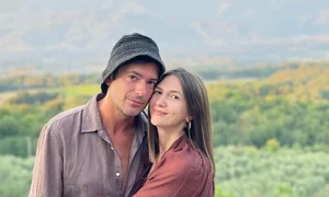 Radu Vâlcan este îndrăgostit de frumoasa lui soție și o descrie extrem de frumos, atât pe Adela Popescu cât și relația lor