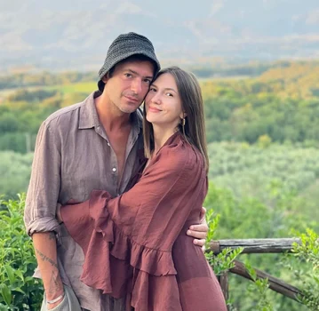 Radu Vâlcan este îndrăgostit de frumoasa lui soție și o descrie extrem de frumos, atât pe Adela Popescu cât și relația lor