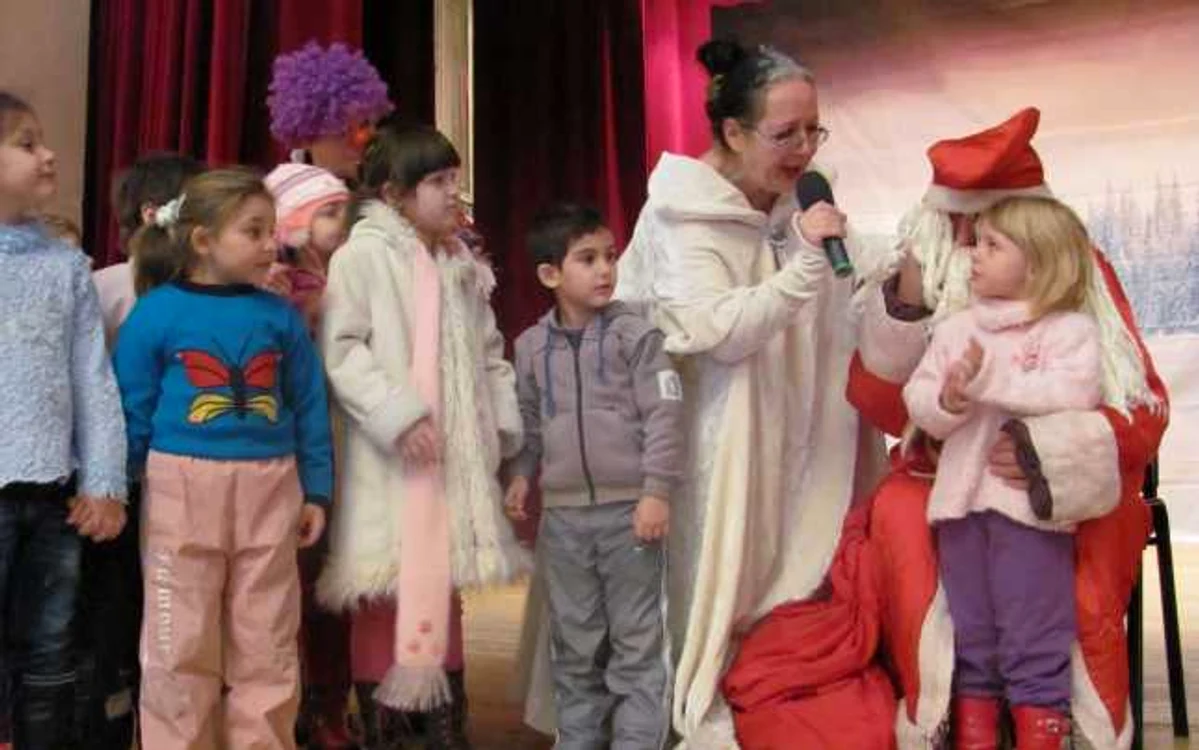 Moşul le-a adus dulciuri şi fructe copiilor