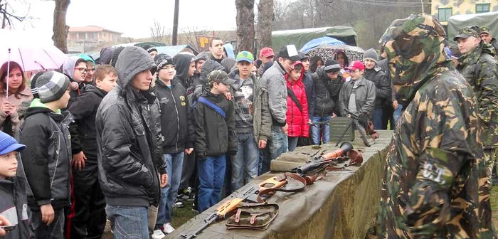 Elevii vor putea vedea o parte din armamentul militarilor                                                 FOTO Adevarul