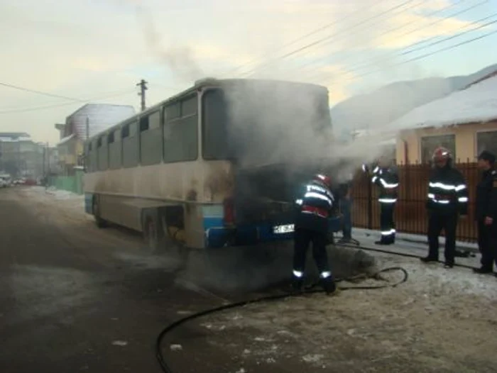 Incendiul a fost cauzat de un scurtcircuit la motorul autobuzului