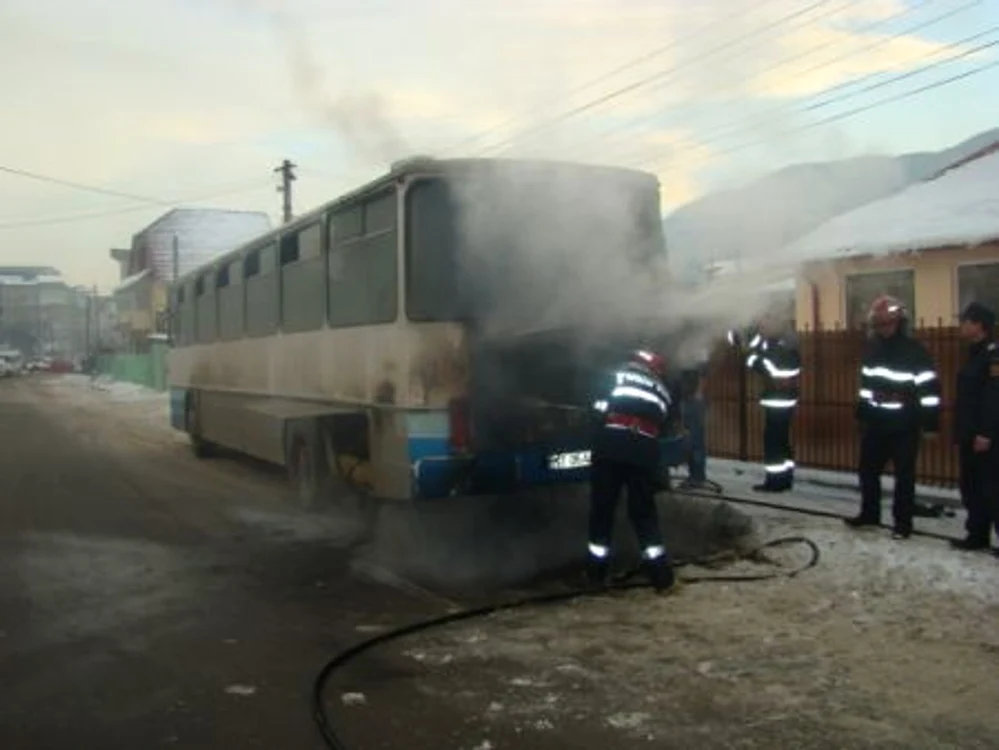 Incendiul a fost cauzat de un scurtcircuit la motorul autobuzului
