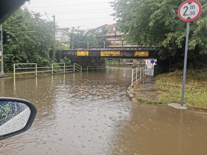 Ploile au transformat Iaşiul în mica Veneţie. Mai multe străzi şi pasaje au fost inundate FOTO