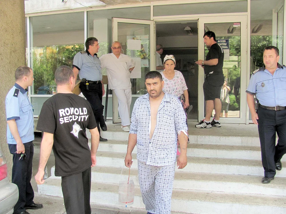 
    Pacienţii au părăsit saloanele din cauza mirosului înţepător provocat de spray-urile lacrimogeneFotografii: Adevarul  