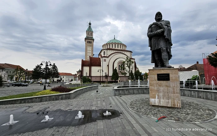 Statuia lui Burebista din centrul istoric din Orăștie (foto: Daniel Guță)