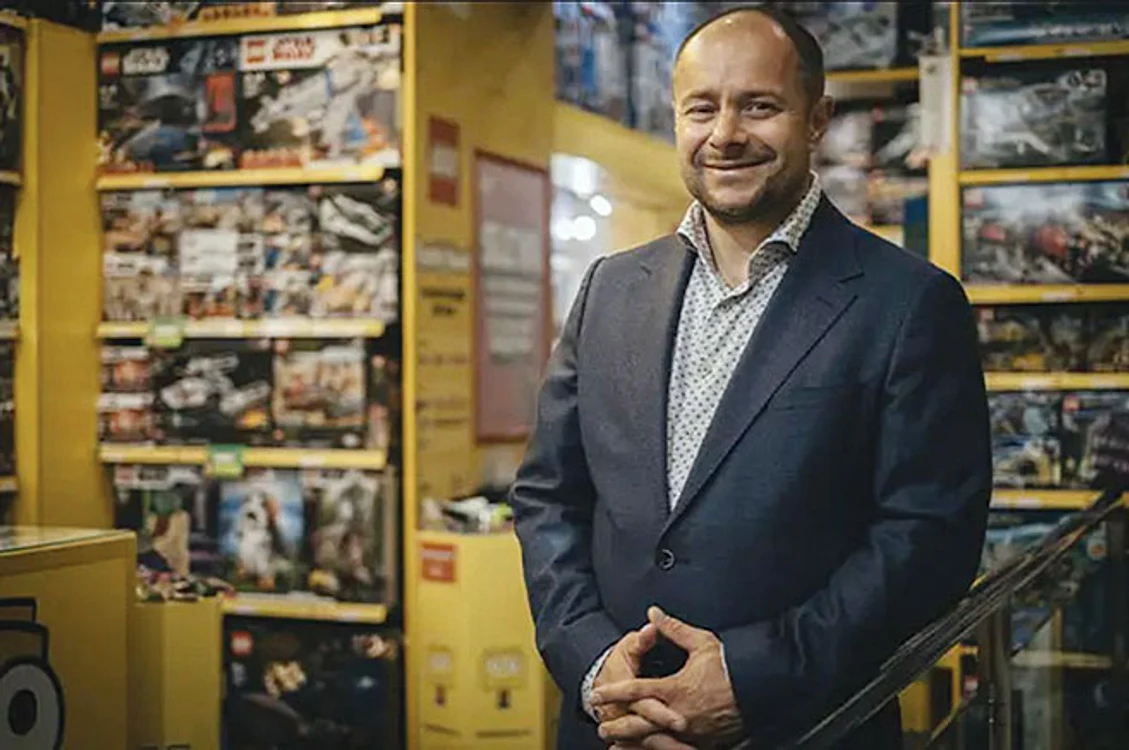 Milos Krerek  are 6.005  seturi LEGO. SURSĂ FOTO: GUINNESS WORLD RECORDS