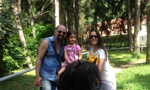 Daniel, alături de micuţa Salma şi de fosta lui soţie, Nouria, pe vremea când formau o familie fericită jpeg