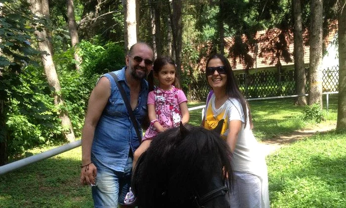 Daniel, alături de micuţa Salma şi de fosta lui soţie, Nouria, pe vremea când formau o familie fericită jpeg