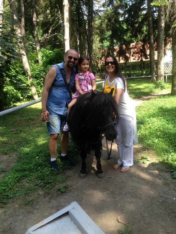 Daniel, alături de micuţa Salma şi de fosta lui soţie, Nouria, pe vremea când formau o familie fericită jpeg