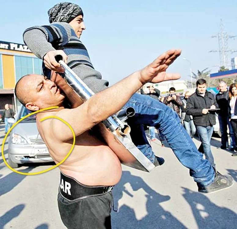 A tras 20 de metri o maşină de 1,5 tone cu un puşti “cocoţat“ pe pieptul lui (Fotografii: Reuters)