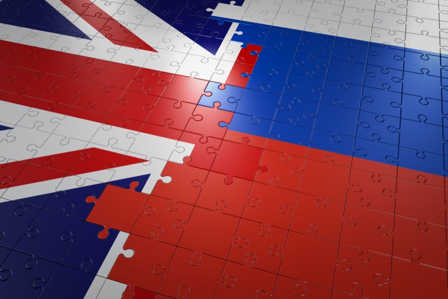 Združeno kraljestvo udarilo po ruskih naftnih prihodkih in sankcioniralo "floto duhov"