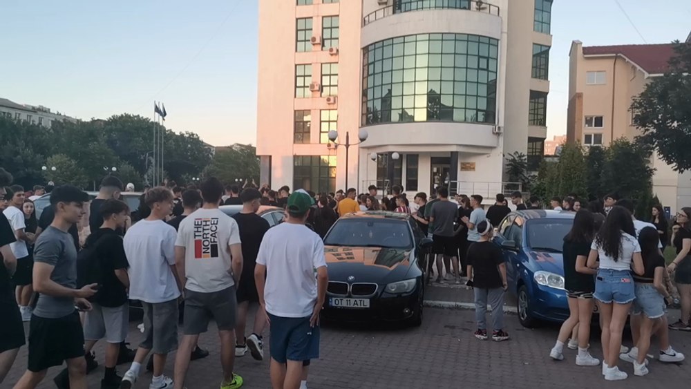 Sute de tineri au protestat la Slatina, după decesul lui Flavius, sportivul care s-a înecat în râul Olt. „Vrem dreptate!” VIDEO
