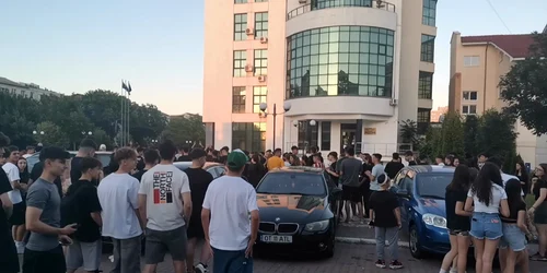 Prietenii lui Flavius, sportivul care s a înecat în râul Olt, au protestat la Slatina (1) mp4 thumbnail png
