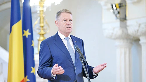 Klaus Iohannis (Florin Constantin) nu cântă, dar apare în finalul clipului cu gând care nu-i dă pace: "şase saşi în şase case"