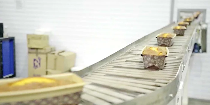 Banda îi transportă spre zona de ambalare