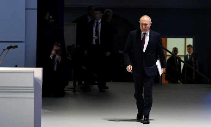 De ce merge Putin cu brațul drept aproape nemișcat FOTO: Profimedia