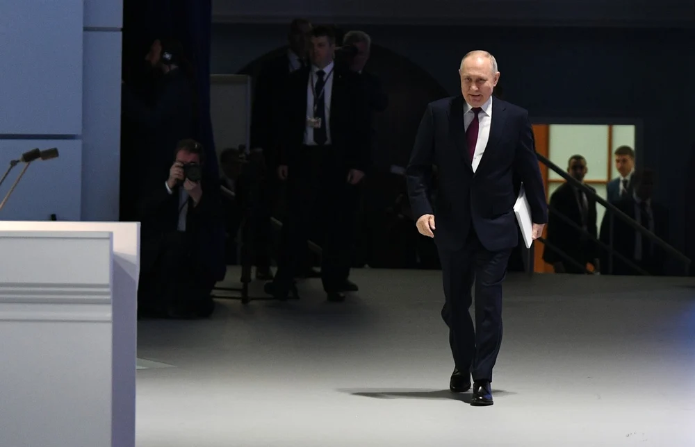 De ce merge Putin cu brațul drept aproape nemișcat. Explicațiile unui fost ministru britanic: „Uitați-vă la fața lui”