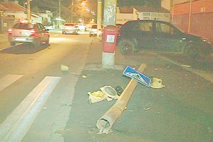 17 octombrie: O femeie a fost strivită de  semaforul doborât pe o  stradă din Constanţa (Fotografii: NEPTUN TV )