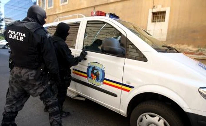 
    Poliţiştii au descins într-o vilă din Timişoara de unde l-au ridicat pe suspect  