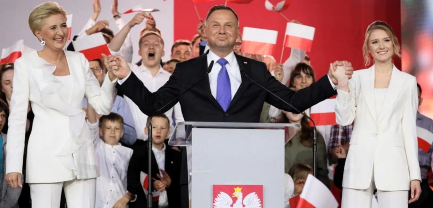 Andrzej Duda proclamându-si victoria în alegerile prezidenţiale alături de soţia şi fiica sa FOTO EPA-EFE