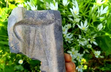 O matriță veche de 3.500 de ani, folosită pentru realizarea topoarelor de bronz, descoperită în Neamț (© Facebook / Vasile Diaconu - archaeologist)