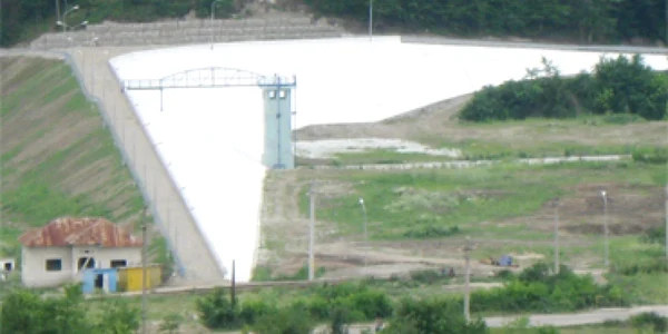 A început să se scufunde Câmpul I de sonde de la Ocne
