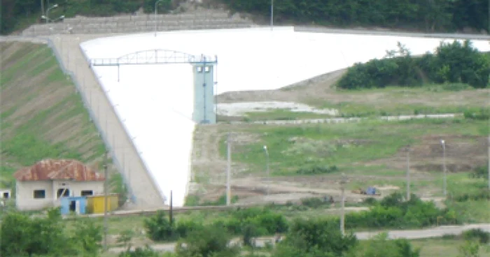 A început să se scufunde Câmpul I de sonde de la Ocne