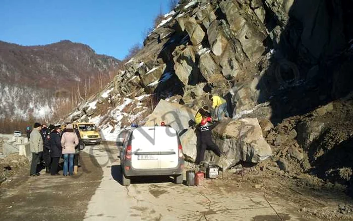 Căderile de bolovani de pe versanţi se produc frecvent pe DN 10 FOTO: Iulian Bunilă