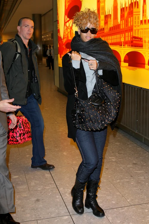 
    Rihanna sosește în Londra pentru teledonul ”Hope For Haiti Now” (Foto: Splash)  
