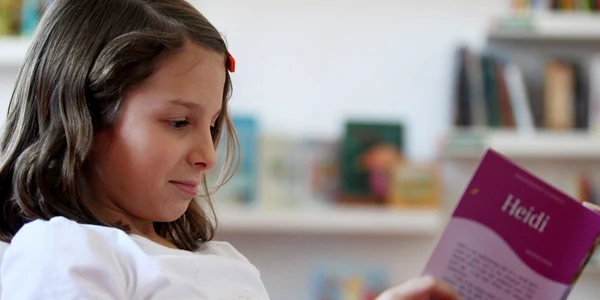 Alexandra se bucură de cartea ei preferată la "Bibiloteca Copiilor"