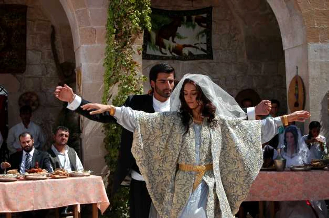 Cansu Dere şi Mehmet Akif Alakurt sunt protagoniştii serialului „Puterea destinului“ FOTO Pro TV