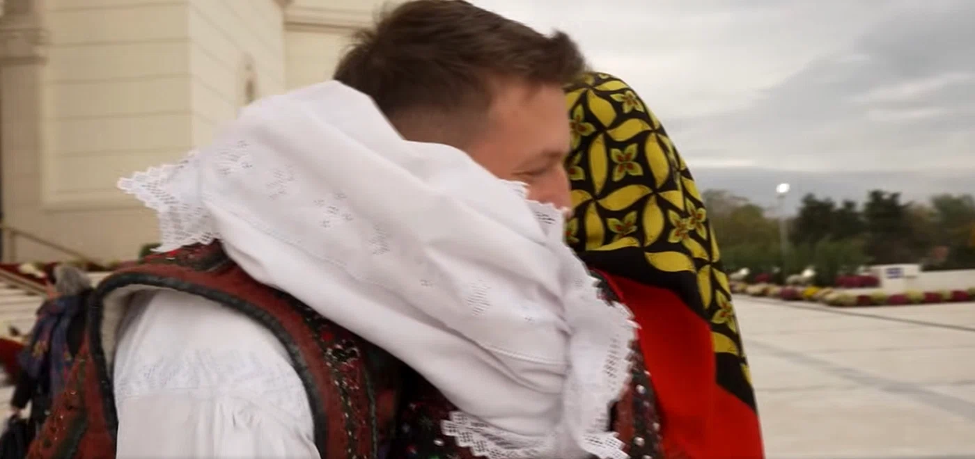 Cerere în căsătorie pe treptele Catedralei Naționale. Foto: captură video Trinitas