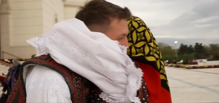 Cerere în căsătorie pe treptele Catedralei Naționale. Foto: captură video Trinitas