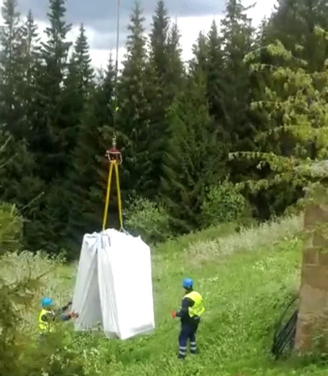 
    Materialele și echipamentele sunt aduse în munți cu elicopterul  